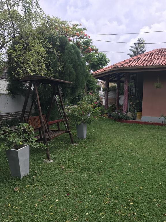 Ared Villa Katunayaka Екстериор снимка