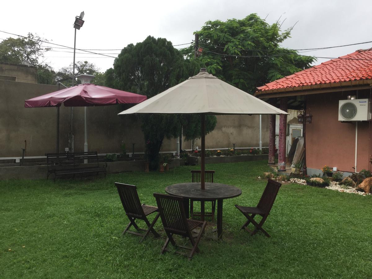 Ared Villa Katunayaka Екстериор снимка